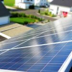 Gereinigte Photovoltaikmodule auf dem Dach eines Wohnhauses