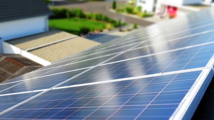 Gereinigte Photovoltaikmodule auf dem Dach eines Wohnhauses
