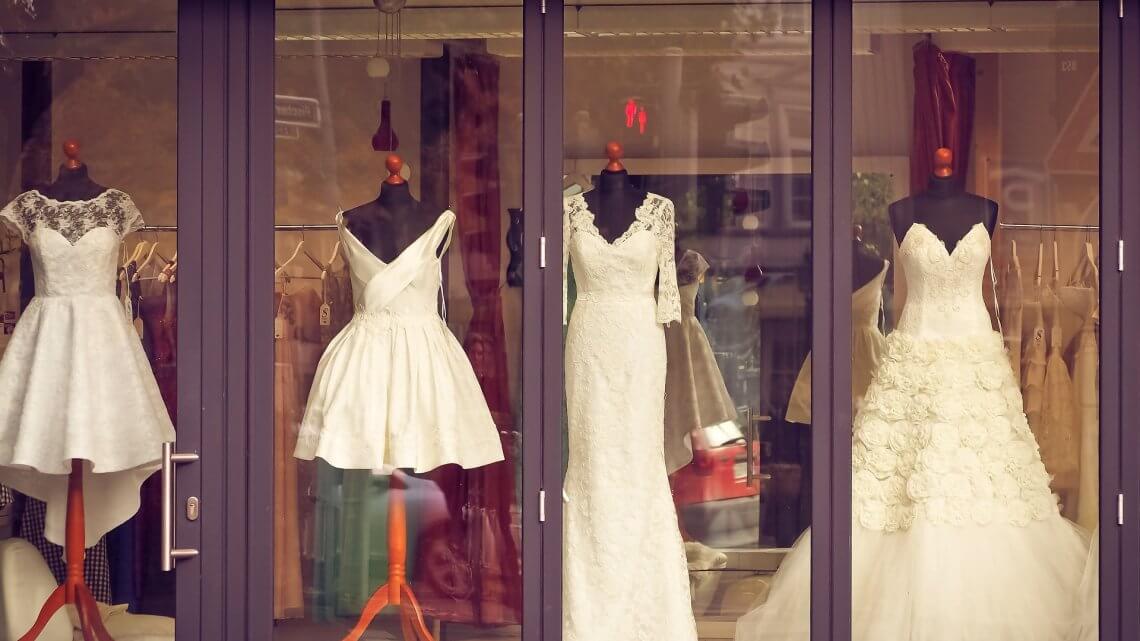 Sauber gereinigte Schaufenster eines Geschäfts mit großen Glasflächen